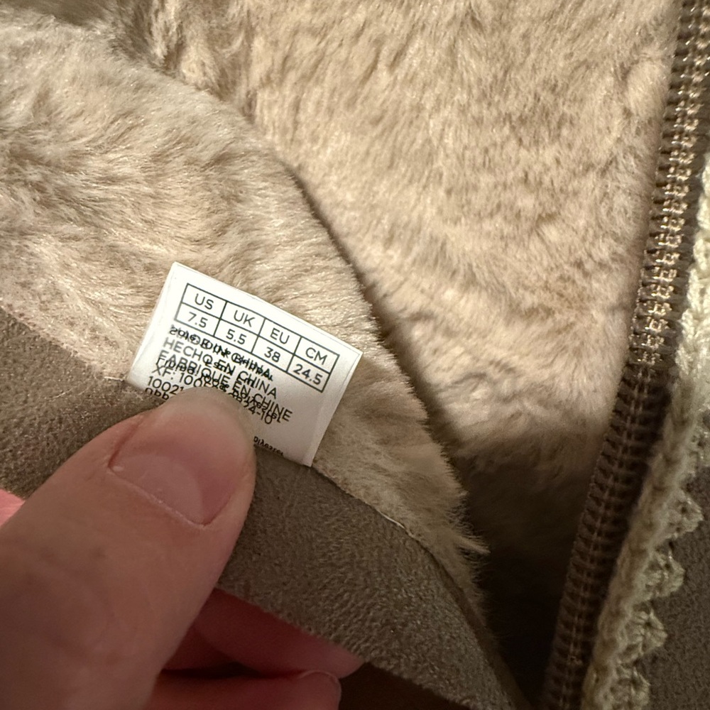 EUC TOMS Women's 7.5 Tan Fur-Lined Snow Winter Boots - Picture 3 of 4